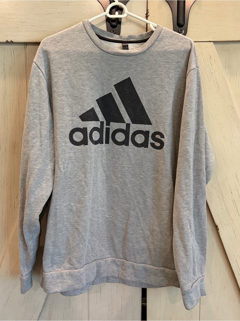 Adidas Men’s Gray Logo Crewneck Sweatshirt Size XL, does have pilling